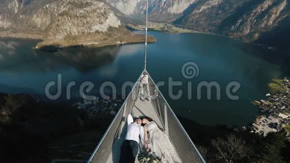 上图为情侣躺在塔下的江边群山环绕视频的预览图