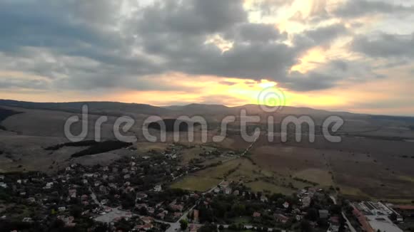 夏季保加利亚村庄上方的空中景色视频的预览图