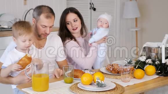 快乐的家庭一起吃早餐视频的预览图