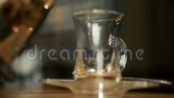 人们把绿茶从啤酒厂倒入玻璃杯中特写镜头视频的预览图