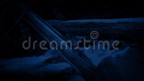 夜间在河上下雪视频的预览图