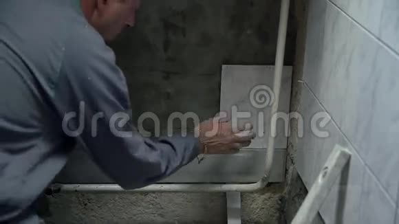 检查瓷砖的正确位置视频的预览图