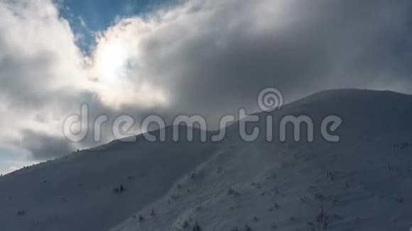 冬雪山上空的戏剧性云霞视频的预览图