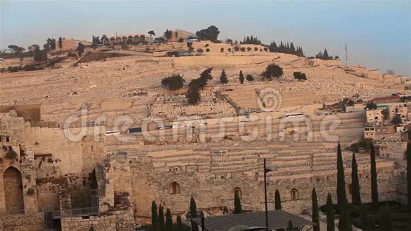 耶路撒冷以色列西墙哀墙高角度的犹太男子祈祷和崇拜的哀嚎视频的预览图