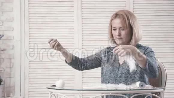 餐桌上的女孩用鲜艳羽毛捕梦者视频的预览图