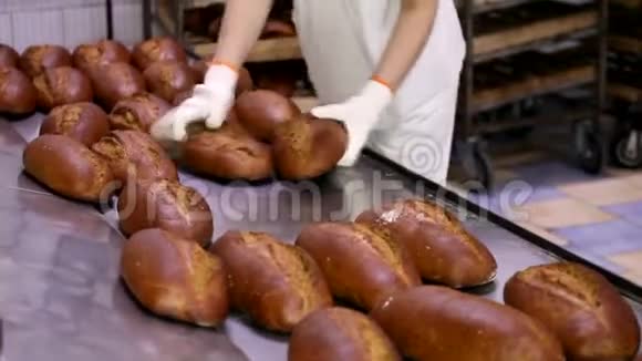 一排排新鲜的面包躺在架子上烘焙面包工艺视频的预览图