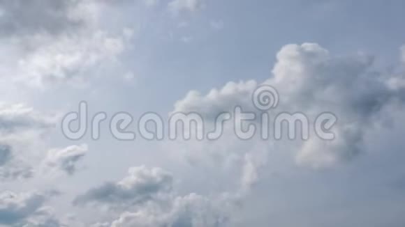 白云时间流逝在美丽的天气下多云的天堂视频的预览图