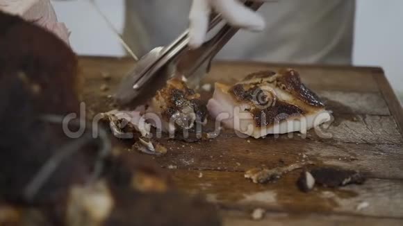 厨师切了美味的烤汁肉视频的预览图