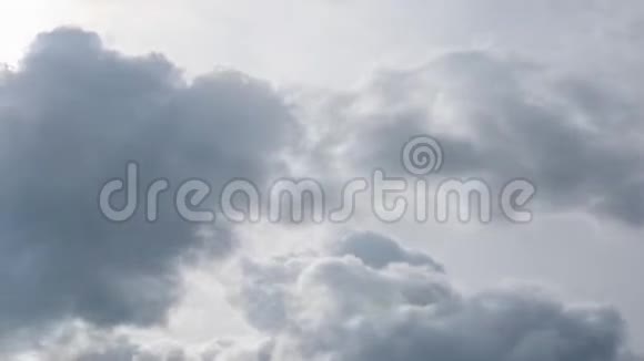 白云时间流逝在美丽的天气下多云的天堂视频的预览图