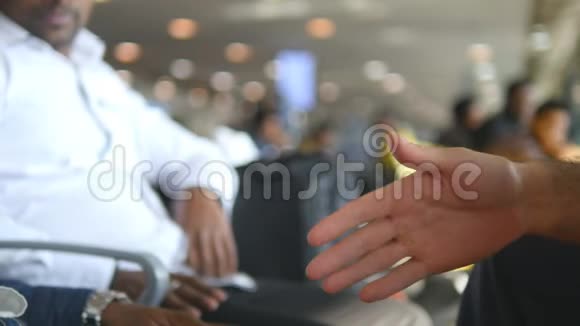 办公室里的多种族握手商务人员在机场候机楼互相问候男性手臂颤抖同事视频的预览图