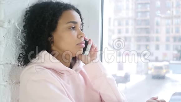 美国黑人妇女在智能手机上聊天视频的预览图