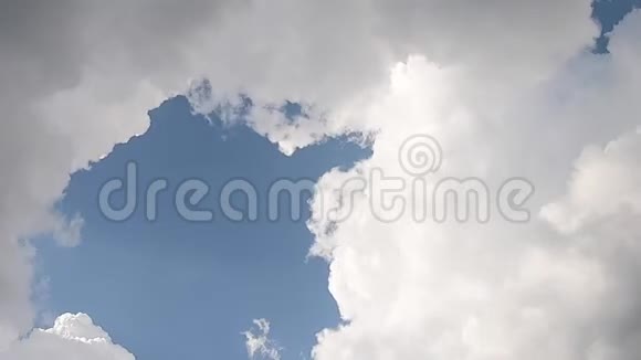 美丽的白云云彩阳光蓝天视频片段视频的预览图