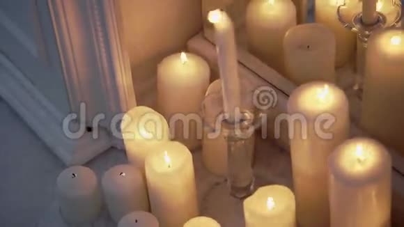 壁炉里的蜡烛我们的门视频的预览图