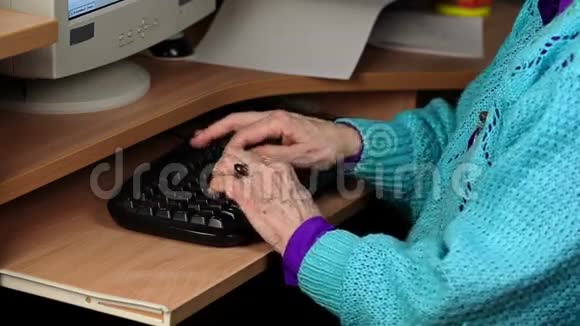 电脑附近的老妇人视频的预览图
