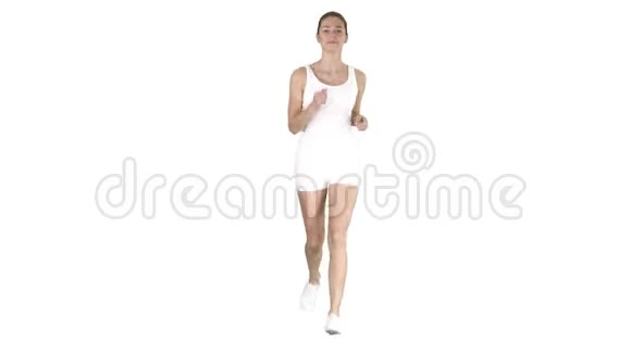 美丽的女人在白色的背景上奔跑视频的预览图