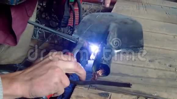 工作焊工焊接铁铲视频的预览图