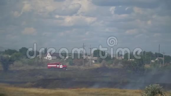 一辆消防车去着火的地方视频的预览图
