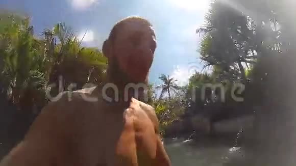 运动的年轻人在游泳池里跳跃水上乐园GoPro自拍镜头高清印度尼西亚巴厘视频的预览图
