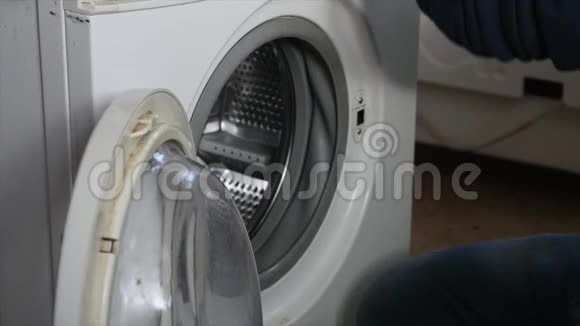 有人在修理洗衣机视频的预览图