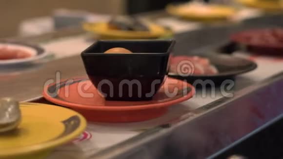 食品传送带亚洲风格的咖啡馆食物在传送带上移动在一个小盘子浪费食物的概念浪费时间视频的预览图