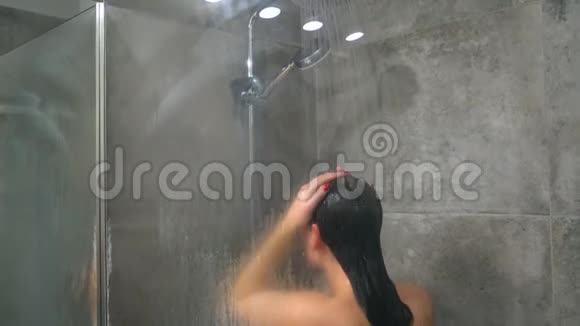 女人在淋浴时洗头发肩膀手臂和背部护发美容和福利概念视频的预览图