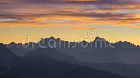 日落时阿尔卑斯山全景录像五颜六色的天空高海拔的山峰和冰川马西夫德埃克林斯国家公园视频的预览图