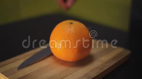 男人把橘子切在木板上视频的预览图