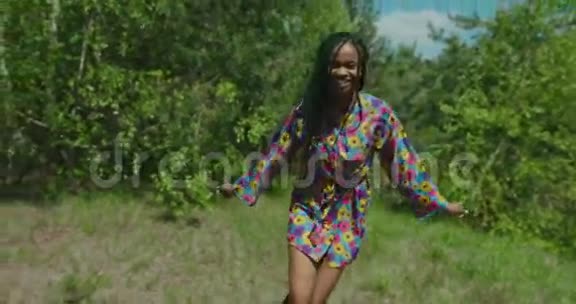 在花园里奔跑的快乐的美国黑人女孩的特写镜头视频的预览图