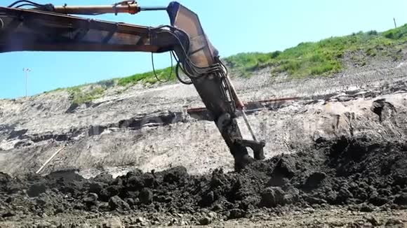 挖掘机斗装载粘土并重新装载到另一地点视频的预览图