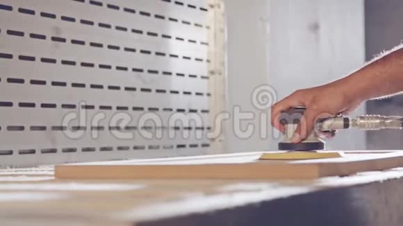 在家具厂工人打磨柜门的动作缓慢视频的预览图