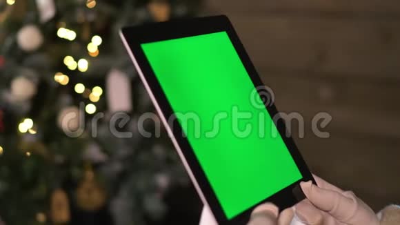 圣诞老人选择平板电脑上的礼物带绿屏的平板电脑视频的预览图