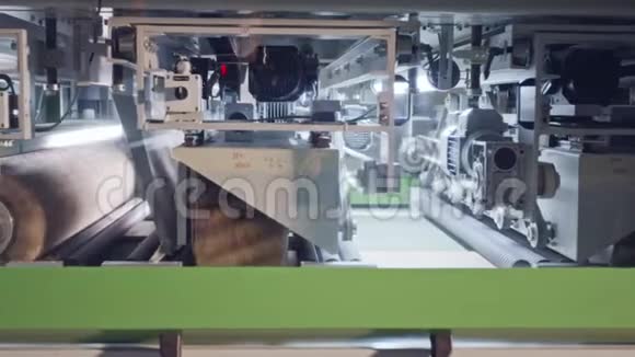 家具制造设施中的自动木材抛光机视频的预览图