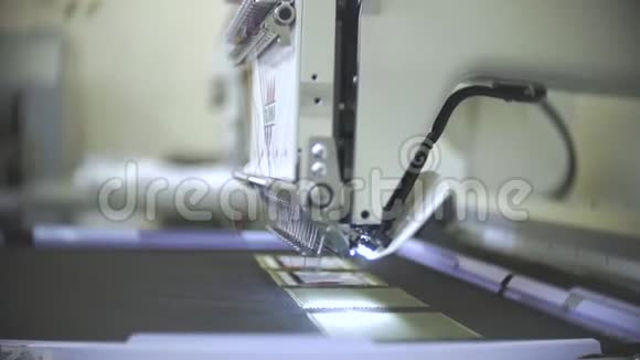 在工厂里从事电脑刺绣的女工程师视频的预览图