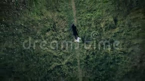 一个女孩独自在野外的空中拍摄视频的预览图
