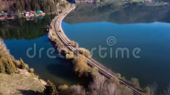 在斯洛伐克的天堂公园里飞越湖泊视频的预览图