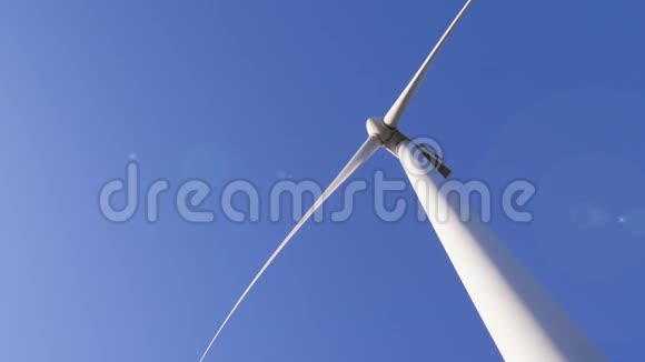 风力涡轮机白色风车叶片在空气中与蓝色的天堂旋转视频的预览图