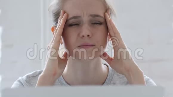 办公室女青年头痛视频的预览图