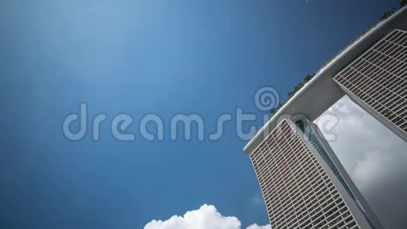 新加坡滨海湾沙滩上的时间推移云视频的预览图