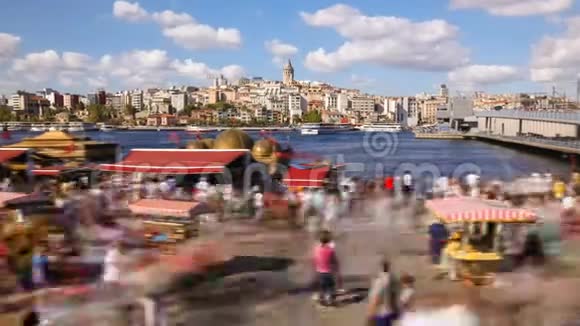 人们在伊斯坦布尔著名旅游景点周围漫步的时间推移可以看到加拉塔塔和博斯普鲁斯视频的预览图