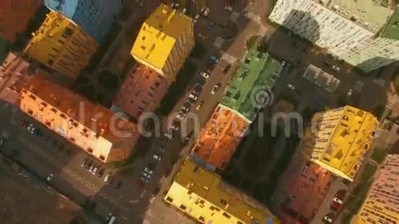 在欧洲城市4KUHD的空中俯瞰舒适的彩色建筑视频的预览图