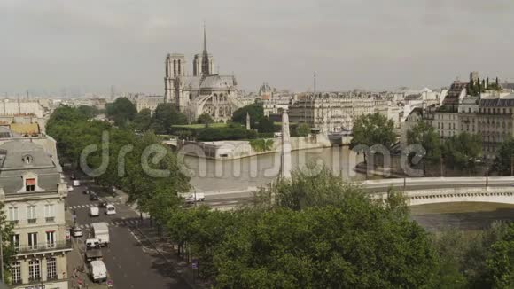 巴黎圣母院的鸟瞰图Tournelle桥圣杰内维尔雕像视频的预览图