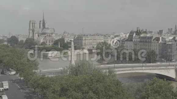 巴黎圣母院的鸟瞰图Tournelle桥圣杰内维尔雕像视频的预览图
