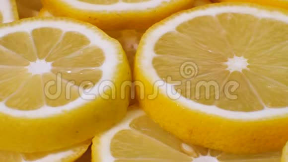 许多柠檬片在转盘上许多新鲜柠檬在桌子上柑橘顶景视频的预览图