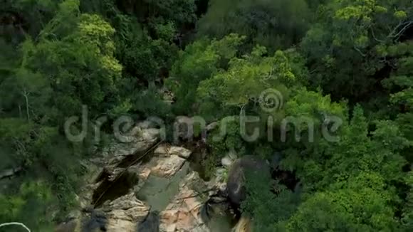 山空中景观中的落基河和绿林山河带大石头无人机观景野生大自然视频的预览图