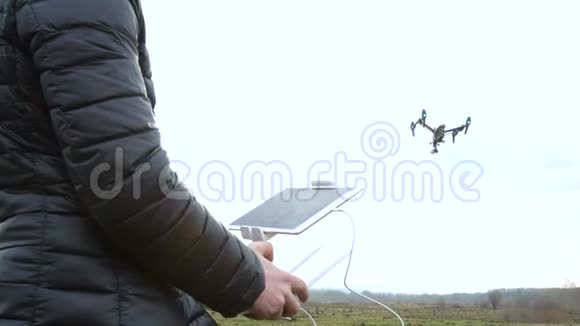 无人机在白色的天空中飞行视频的预览图