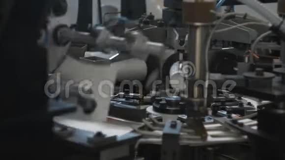 咖啡纸杯的制造工艺旋转机器部件视频的预览图