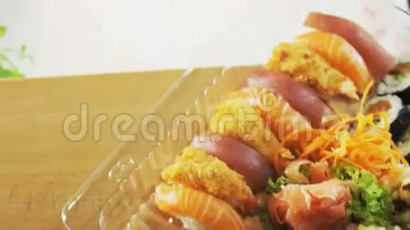 切割寿司卷视频的预览图