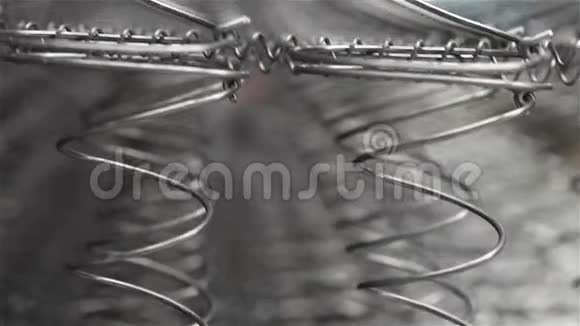 骨科床垫的弹簧框架仓库里的prizhina货架上的弹簧关闭视频的预览图