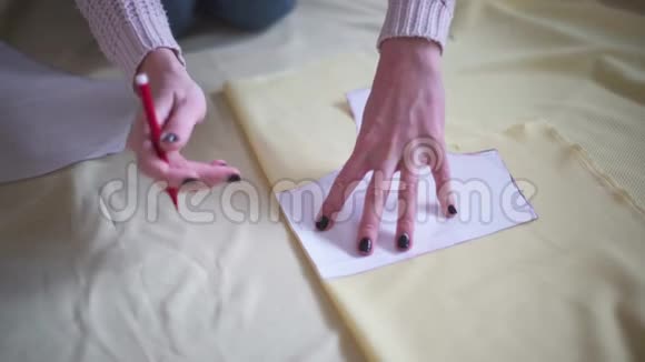 年轻的时装设计师女士在家庭工作室工作女裁缝视频的预览图