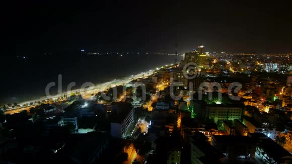夜晚城市和大海的景色视频的预览图